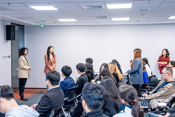 知名人力资源服务商领航国际的相关资深顾问与企业高级负责人在参访末尾回答现场关于人力资源产业的问题