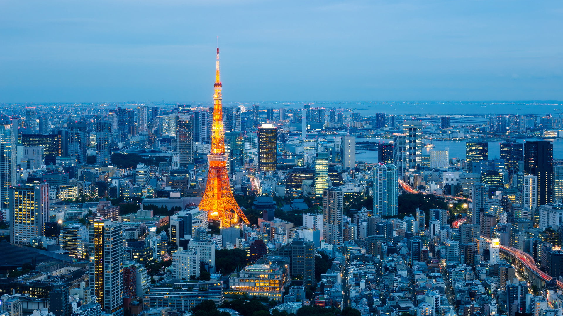 東京丸の内のオフィス街を望む都市景観