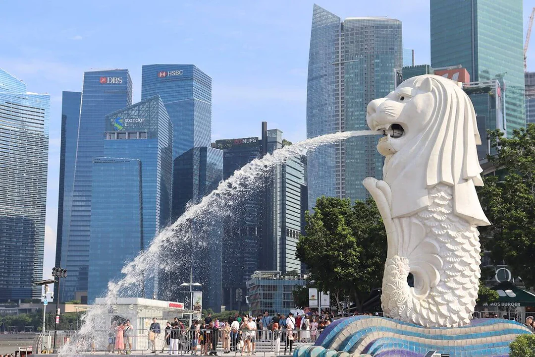 Merlion statue against the Singapore financial district skyline